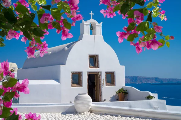 Vue Santorin Oia Grèce Avec Fleur Bougainvillier Image En Vente