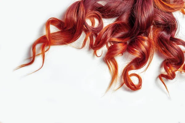 Cheveux Bouclés Rouge Foncé Sur Fond Blanc Isolé — Photo