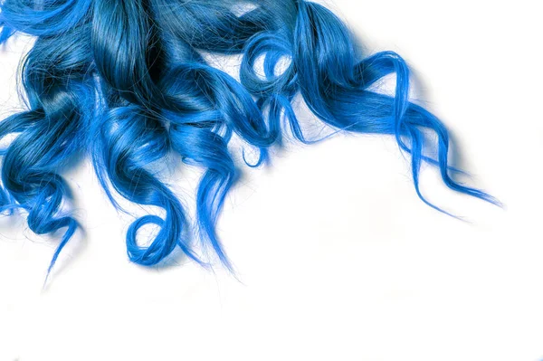 Lang Blauw Krullend Haar Geïsoleerde Witte Achtergrond — Stockfoto