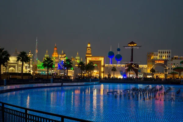 Дубай Оаэ 2018 Красочная Освещенная Глобальная Деревня Силуэтом Толпы Дубае — стоковое фото