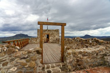 Szigliget Kalesi, Balaton Gölü 'nün yanında Tapolca Havzası manzaralı. .
