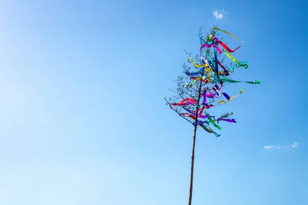 Mayıs ayında, geleneksel Macar Avusturyalı Alman folkloru, kurdeleli renkli süslemeler, mavi gökyüzü...