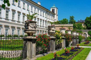 Salzburg Avusturya 'daki güzel Mirabell sarayında gül bahçesi ve heykelleri var. ,