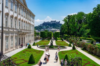 Salzburg, Avusturya - 06.01.2023: Salzburg Avusturya 'da gül bahçesi ve heykelleri olan güzel Mirabell Sarayı .