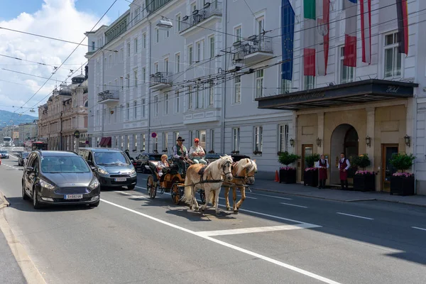 Salzburgo Áustria 2023 Transporte Tradicional Cavalos Com Turistas Trânsito Salzburgo — Fotografia de Stock