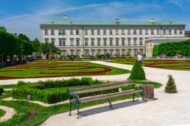 Salzburg Avusturya 'daki güzel Mirabell sarayında gül bahçesi ve heykelleri var. ,