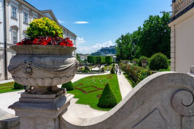 Salzburg Avusturya 'daki güzel Mirabell sarayında gül bahçesi ve heykelleri var. ,