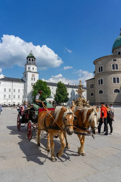 Salzburg Austria 2023 Tradycyjny Przewóz Konny Turystami Jonów Residenzplatz Salzburgu Obraz Stockowy
