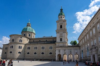 Salzburg, Avusturya - 06.01.2023: Kubbesi ve çeşmesi olan Salzburg 'daki devasa Residenzplatz meydanı .