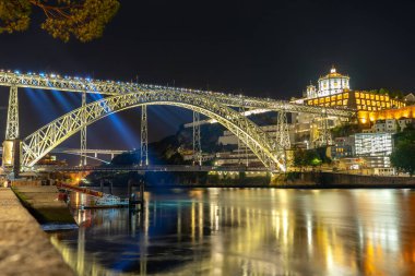 Dom Luiz Brige Lighht gösterisi Porto 'da Duero Nehri' nin nehir kıyısında geceleyin .