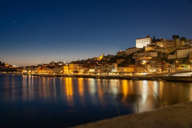 Gece Duero Nehri 'nin nehir kıyısındaki Porto şehrinde gece vakti gökyüzü. .