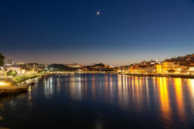Gece Duero Nehri 'nin nehir kıyısındaki Porto şehrinde gece vakti gökyüzü. .