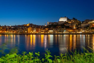 Akşam Porto 'da Ufuk çizgisi... Duero Nehri' nin nehir kıyısında... Geceleri... ,