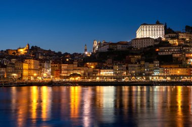 Akşam Porto 'da Ufuk çizgisi... Duero Nehri' nin nehir kıyısında... Geceleri... ,