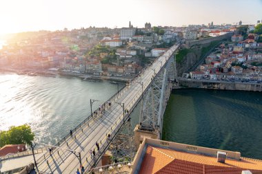 Porto 'daki Dom Luiz Brige, Duero Nehri' nin nehir kıyısında gün batımında Mosteiro da Serra do Pilar 'dan günbatımında. .