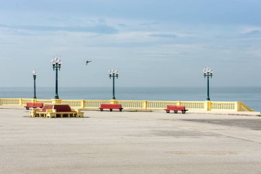 Porto Portekiz 'deki Foz gezinti güvertesi deniz kenarında banklarla .