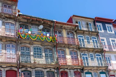 Porto Portekiz 'de çok güzel renkli bir yüzey. Sao Joao tatil dekorasyonlu azulejo fayanslı. .