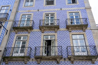 Porto Portekiz 'de azulejo fayanslarıyla güzel renkli bir yapı. .