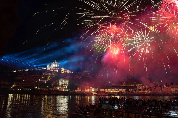 Porto Portekiz 'deki Douro Nehri üzerinde Sao Joao Festivali' nde renkli güzel havai fişekler. .