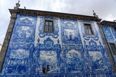 Porto Portekiz 'deki güzel mavi azulejo fayanslarıyla ruhlar şapeli. .