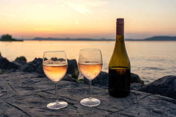 Balatonlelle의 일몰에 Balaton 날짜에 와인을 마시는 로열티 프리 스톡 사진