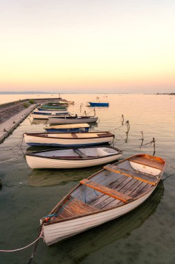 Gün batımında Balatonlelle 'de Balaton Gölü' nde iskelenin yanındaki teknelerle ilgili sakin bir resim. .