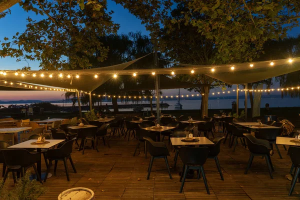 Balatonlelle의 Balaton 호수에서 멋지게 꾸며진 레스토랑 테이블 스톡 사진