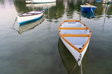 Balaton Gölü 'nde su ile küçük balıkçı tekneleri .