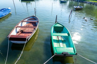 Balaton Gölü 'nde su ile küçük balıkçı tekneleri .