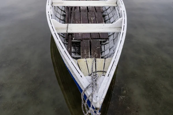 在巴拉顿湖上配备水的小型复古渔船 — 图库照片