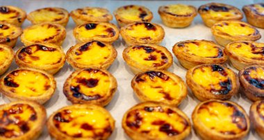 Birçok Pastel de nata Porto Portekiz 'de bir kafede .