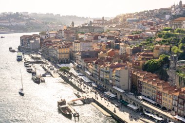 Porto Portekiz 'de, gün batımında Ribeira' da Duero nehrinin yanındaki güzel renkli bina yüzeyi. .