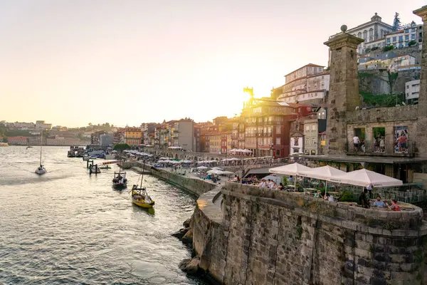 Porto Portekiz 'de, gün batımında Ribeira' da Duero nehrinin yanındaki güzel renkli bina yüzeyi. .