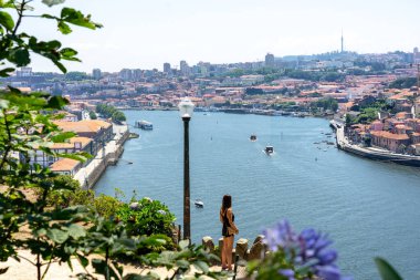 Porto Portekiz 'deki Kristal Sarayı' ndan Porto Nehri manzaralı turist bir kadınla .