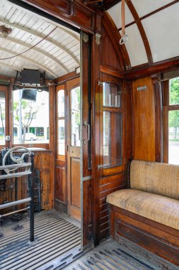 Porto 'da geleneksel tramvay kırmızı renginin içinde .