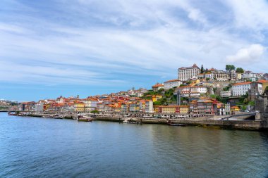 06.22.2023. Porto, Portekiz: Porto Portekiz 'de Ribeira' daki Duero nehrinin yanındaki güzel renkli bina yüzeyi .