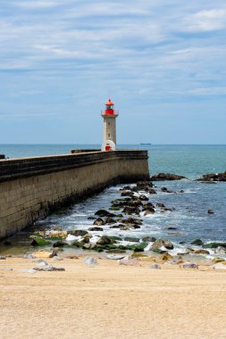 Portekiz 'in Porto sahilindeki Farolim de Felgueiras deniz feneri .