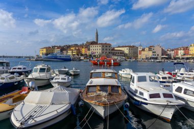 Rıhtımda Adriyatik deniz geçmişi olan Rovinj 'le tekneler var. .