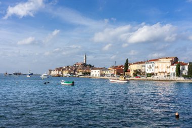 Adriyatik denizi ve tekneleri olan güneşli Rovinj şehrinin güzel manzarası. .