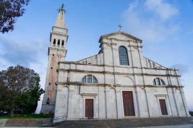 Rovinj Hırvatistan 'daki tepedeki Aziz Euphemia Kilisesi mavi gökyüzüyle .