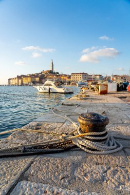 Balıkçı iskelesinden Adriyatik Denizi olan güneşli Rovinj şehrinin güzel manzarası. .