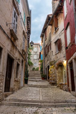 Rovinj Hırvatistan 'da şehir manzarası, sarı evler, kapılar ve panjurlar .