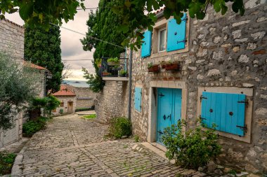 Rovinj Hırvatistan 'ın güzel caddesi parke taşı ve renkli kepenkleriyle .