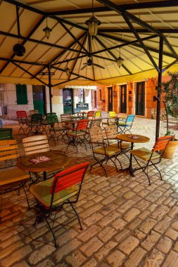 11.03.2023 - Rovinj, Hırvatistan: Rovinj eski kentinde restoranları olan güzel renkli bir meydan .