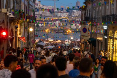 06.23.2023. Porto, Portekiz: Festa de Sao Joao do Porton Birçok mutlu insan Porto Portekiz 'deki sao joao festivalinde plastik çekiçle sokakta .