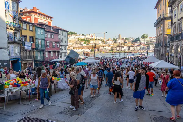 06.23.2023. Porto, Portekiz: Festa de Sao Joao do Porton Birçok mutlu insan Porto Portekiz 'deki sao joao festivalinde plastik çekiçle sokakta .
