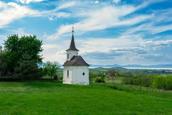 Balatonlelle 'deki Aziz Donat Kilisesi Kishegy Dağı' nda Balaton Gölü 'nün yanında güzel bir manzarası var. .