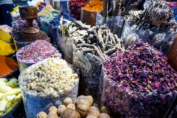 Eski Dubai kırsalındaki baharat pazarında farklı renkte baharatlar var.
