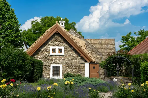 Balaton Gölü 'nün kuzey kıyısındaki Tihany' deki folklorik eski evler. Tüm yarımada tarihi bir bölgedir.