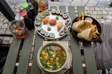 Japon çorba kasesi ve shushi ile birlikte öğle yemeği hakkında masa üstü görüntüsü. .